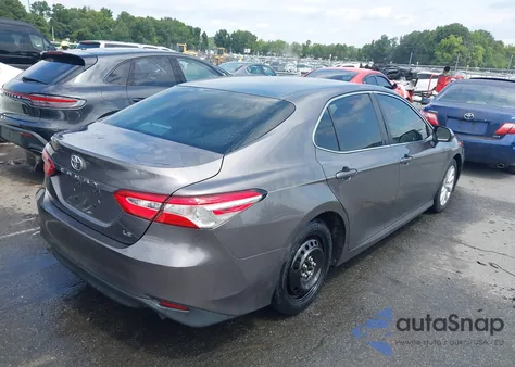2018 Toyota Camry Le z USA, uszkodzony, nr VIN 4T1B11HK5JU642589